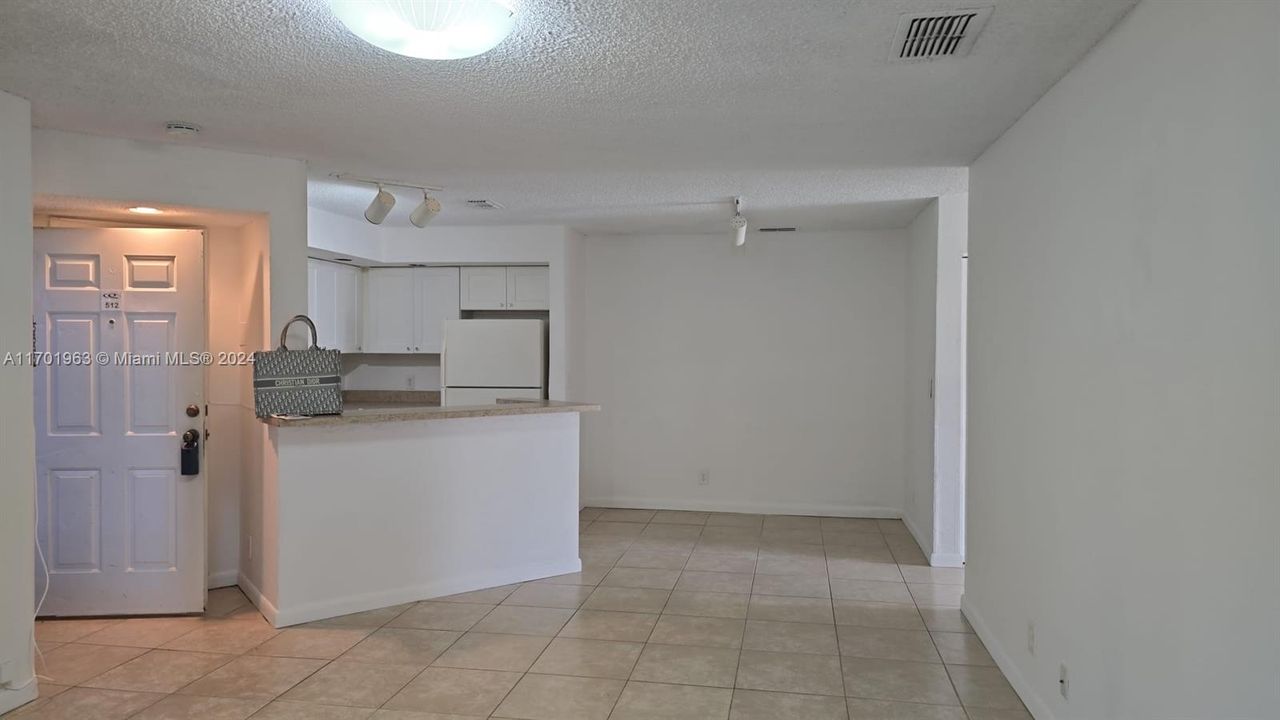 For Rent: $1,900 (2 beds, 2 baths, 1027 Square Feet)