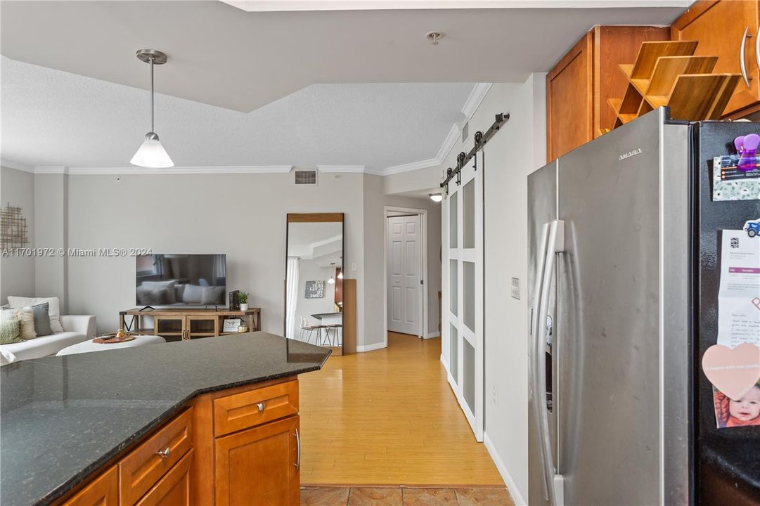 For Sale: $439,000 (2 beds, 1 baths, 964 Square Feet)