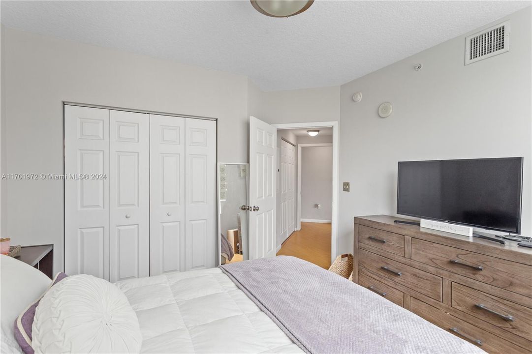 For Sale: $439,000 (2 beds, 1 baths, 964 Square Feet)