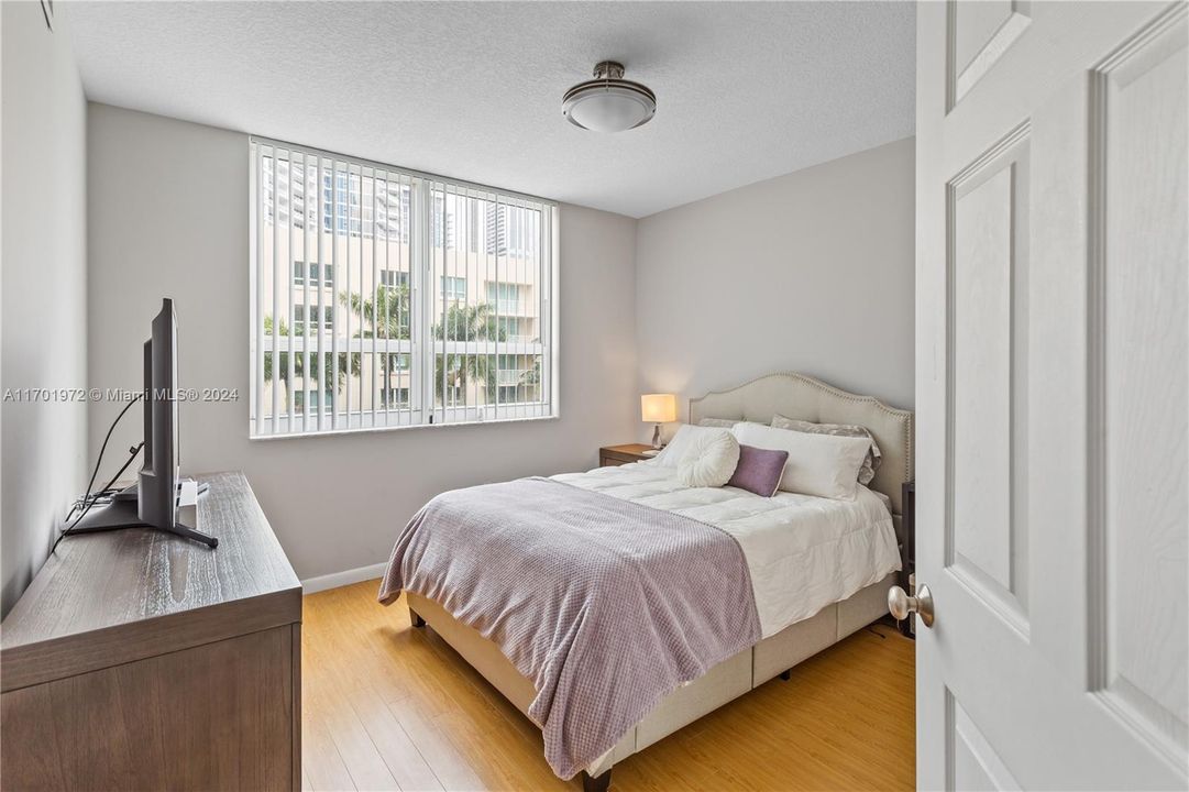 For Sale: $439,000 (2 beds, 1 baths, 964 Square Feet)