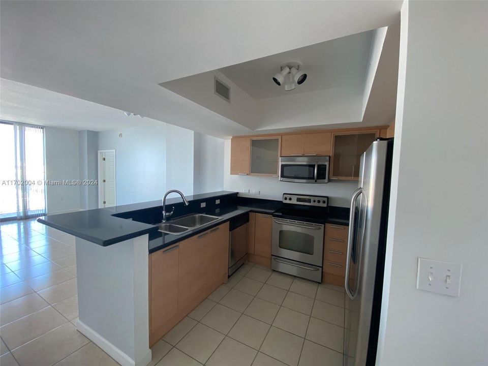 For Sale: $270,000 (1 beds, 1 baths, 796 Square Feet)