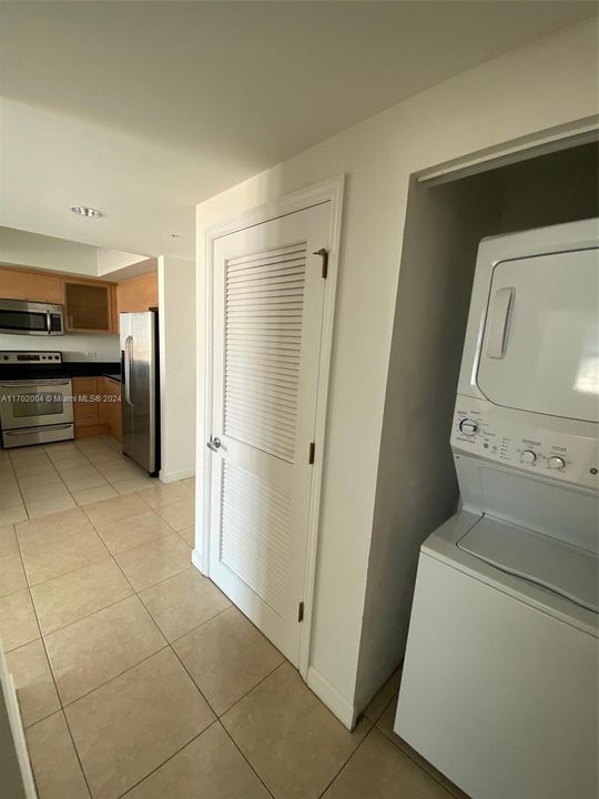 For Sale: $270,000 (1 beds, 1 baths, 796 Square Feet)