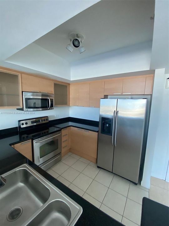 For Sale: $270,000 (1 beds, 1 baths, 796 Square Feet)