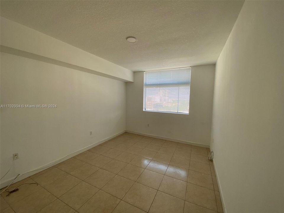 For Sale: $270,000 (1 beds, 1 baths, 796 Square Feet)