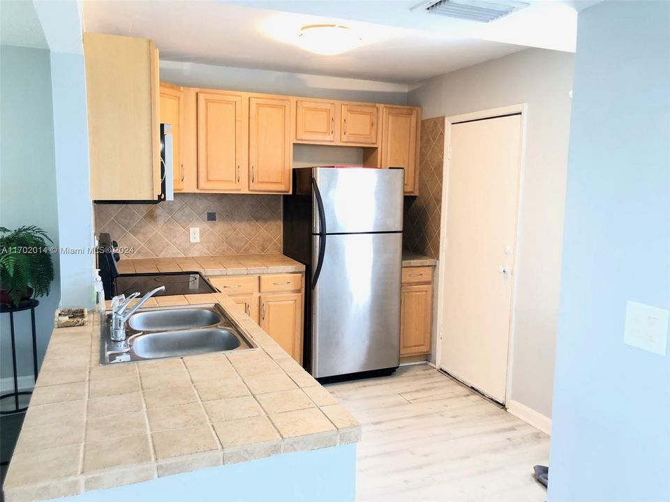 For Sale: $179,000 (1 beds, 1 baths, 825 Square Feet)