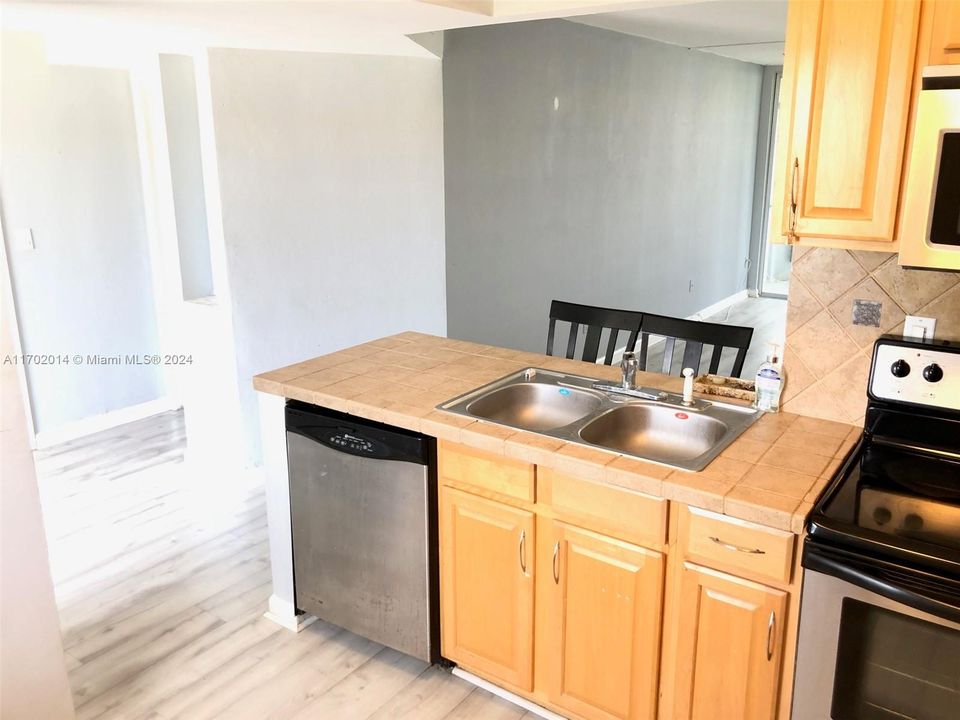 For Sale: $179,000 (1 beds, 1 baths, 825 Square Feet)