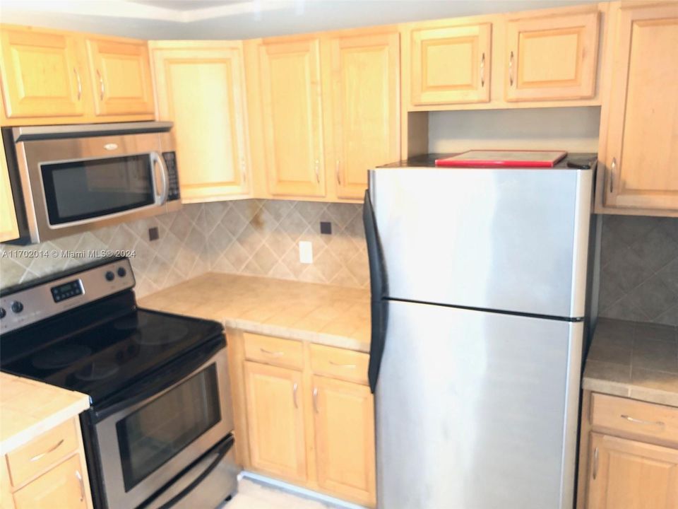 For Sale: $179,000 (1 beds, 1 baths, 825 Square Feet)