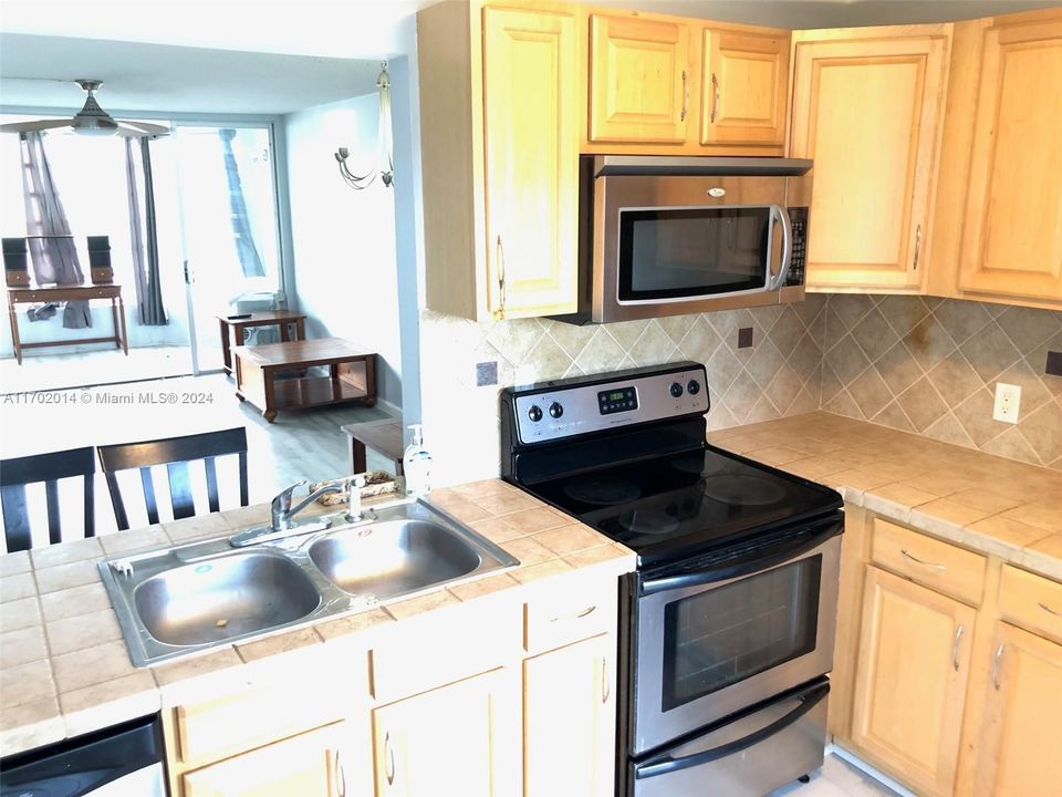 For Sale: $179,000 (1 beds, 1 baths, 825 Square Feet)