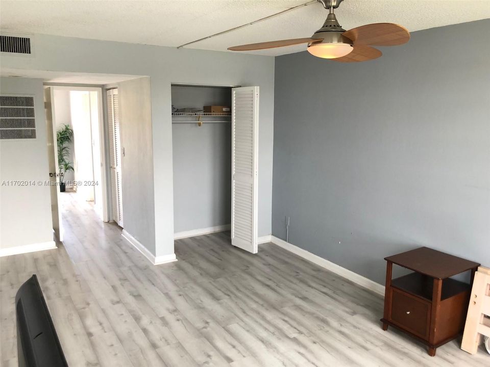 For Sale: $179,000 (1 beds, 1 baths, 825 Square Feet)