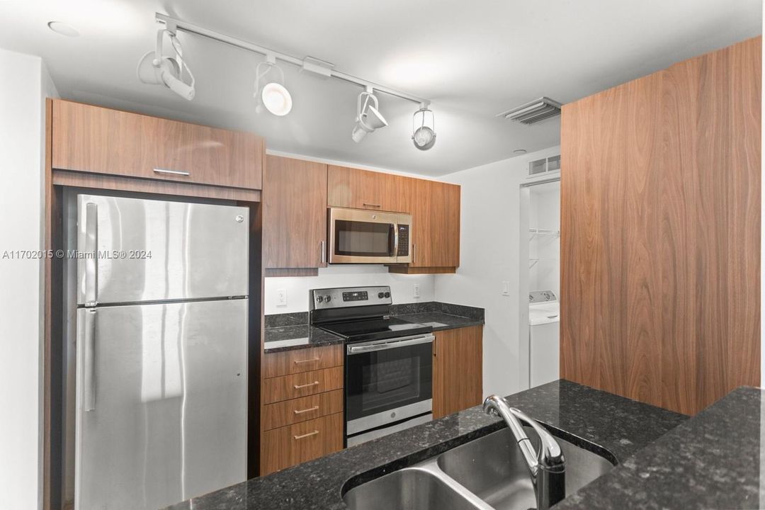 For Rent: $3,150 (2 beds, 2 baths, 1183 Square Feet)