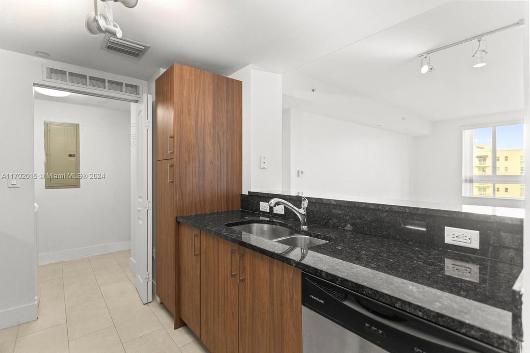 For Rent: $3,150 (2 beds, 2 baths, 1183 Square Feet)