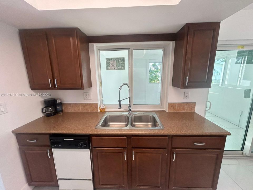 For Sale: $320,000 (2 beds, 2 baths, 1331 Square Feet)