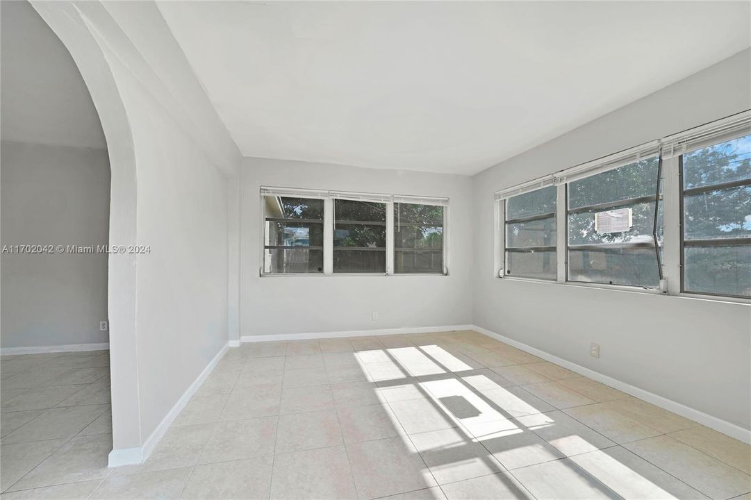 For Sale: $384,900 (2 beds, 2 baths, 1169 Square Feet)