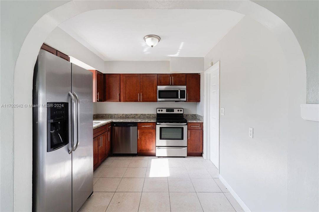 For Sale: $384,900 (2 beds, 2 baths, 1169 Square Feet)