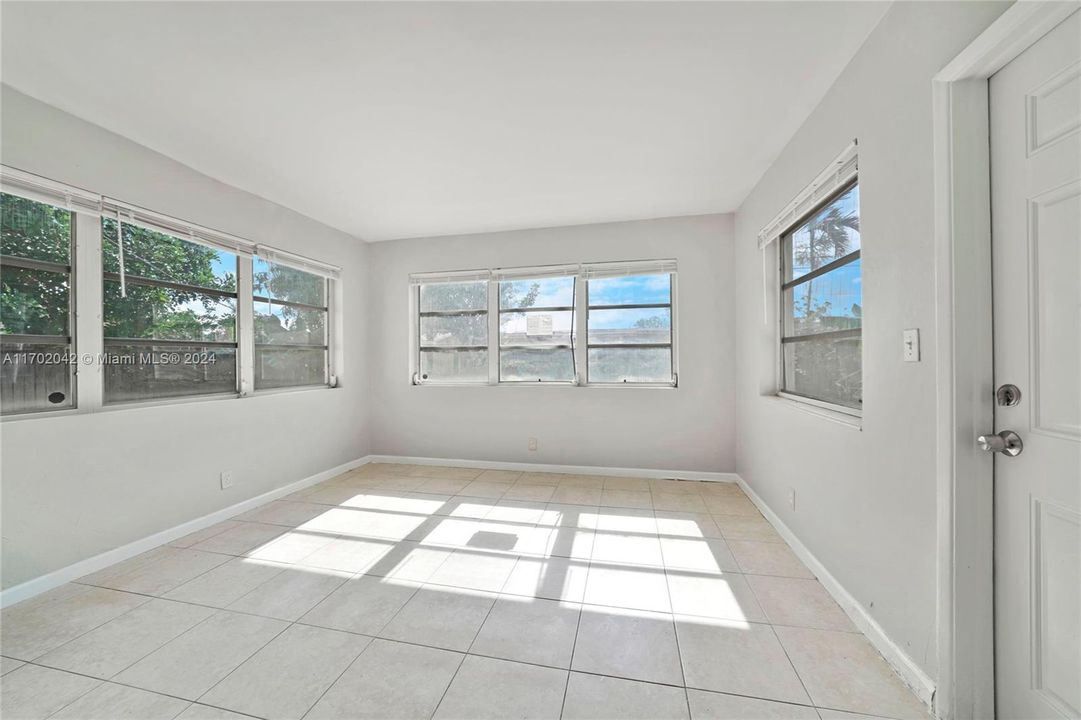 For Sale: $384,900 (2 beds, 2 baths, 1169 Square Feet)