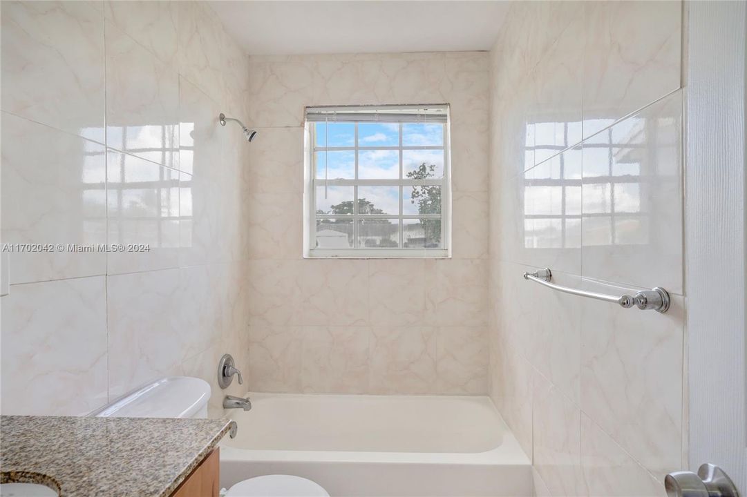 For Sale: $384,900 (2 beds, 2 baths, 1169 Square Feet)