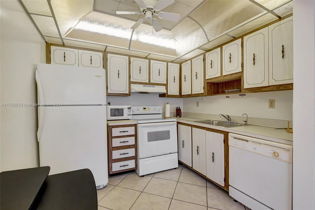 For Sale: $100,000 (1 beds, 1 baths, 760 Square Feet)