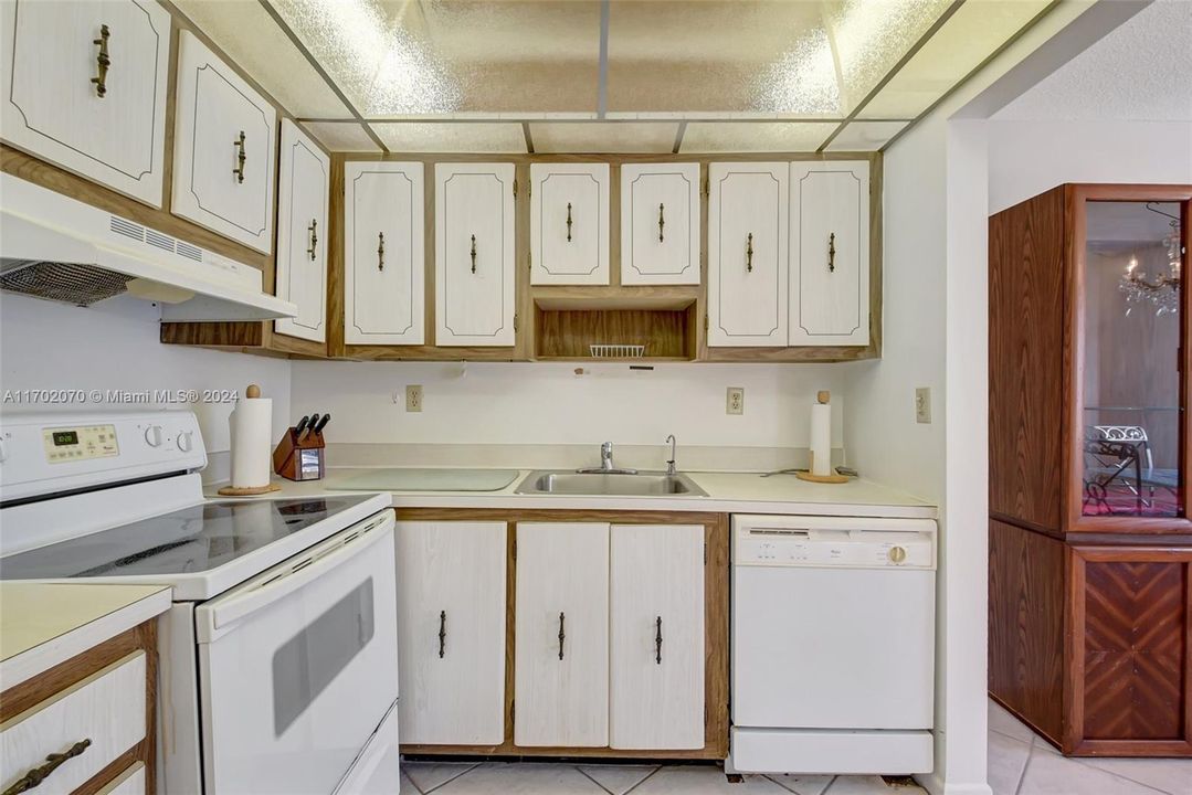 For Sale: $100,000 (1 beds, 1 baths, 760 Square Feet)