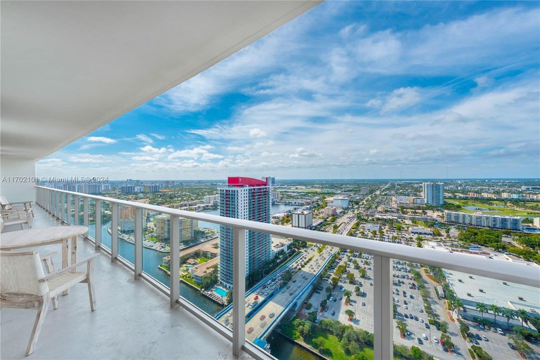 For Sale: $795,000 (3 beds, 2 baths, 1129 Square Feet)