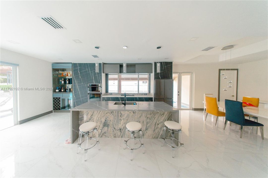 Недавно арендовано: $6,000 (4 спален, 2 ванн, 2027 Квадратных фут)