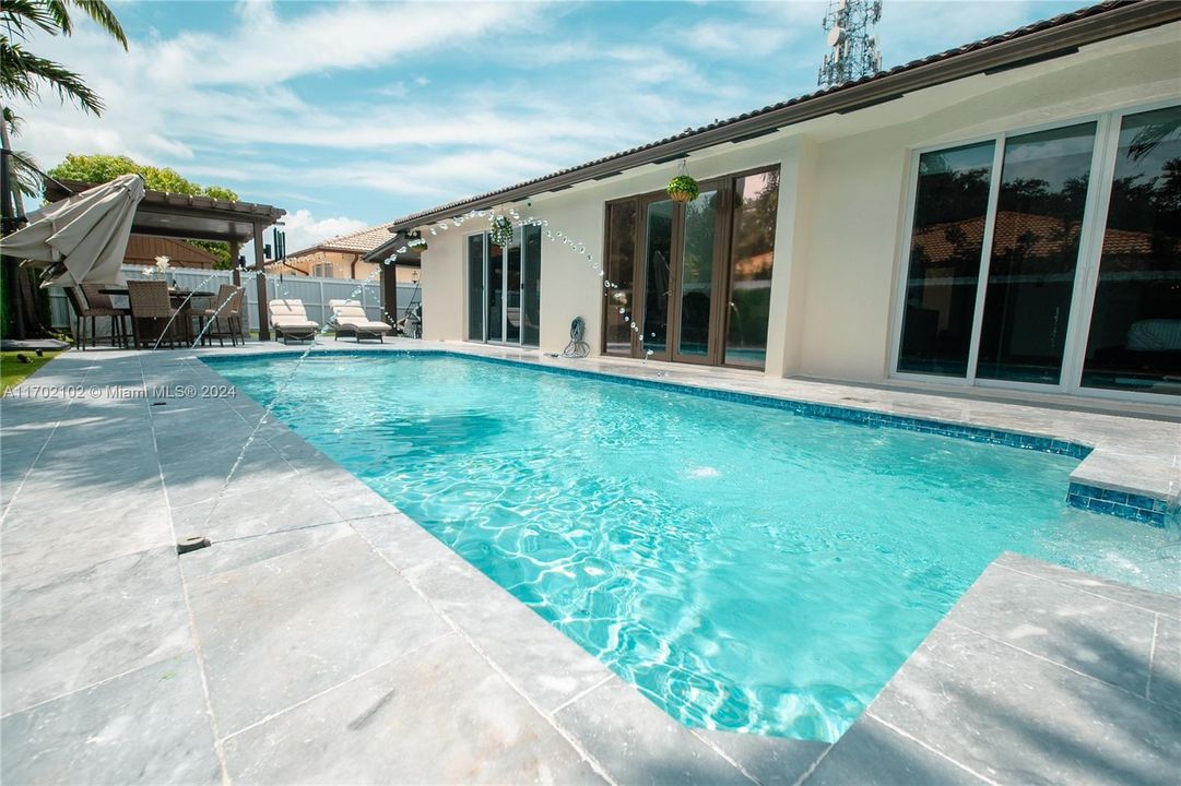 Недавно арендовано: $6,000 (4 спален, 2 ванн, 2027 Квадратных фут)