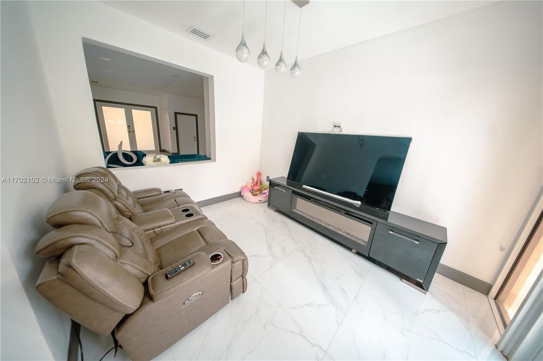 Недавно арендовано: $6,000 (4 спален, 2 ванн, 2027 Квадратных фут)