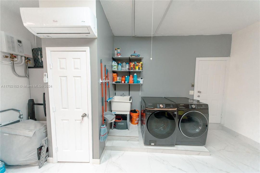 Недавно арендовано: $6,000 (4 спален, 2 ванн, 2027 Квадратных фут)