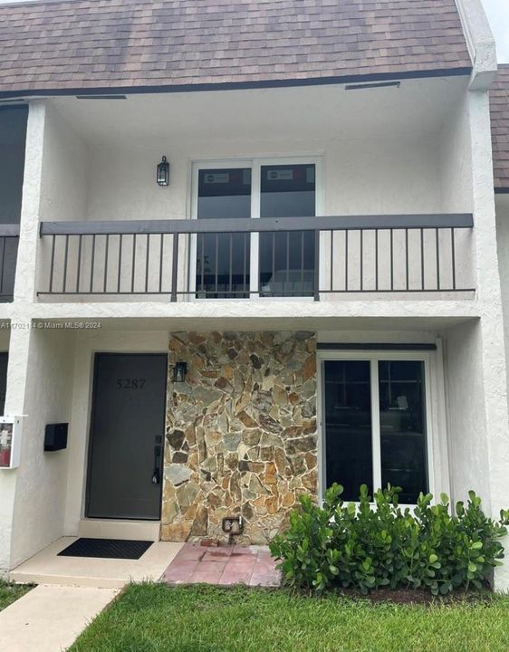 Active With Contract: $3,000 (2 beds, 2 baths, 1220 Square Feet)