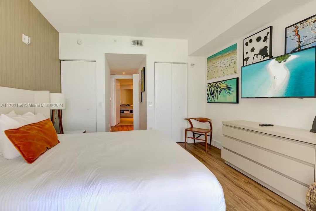 For Sale: $815,000 (2 beds, 2 baths, 1126 Square Feet)