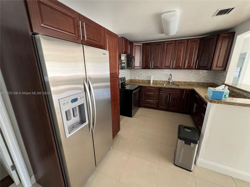 For Rent: $4,000 (3 beds, 2 baths, 988 Square Feet)