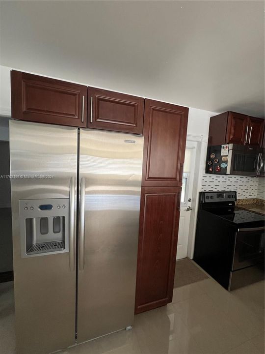 For Rent: $4,000 (3 beds, 2 baths, 988 Square Feet)