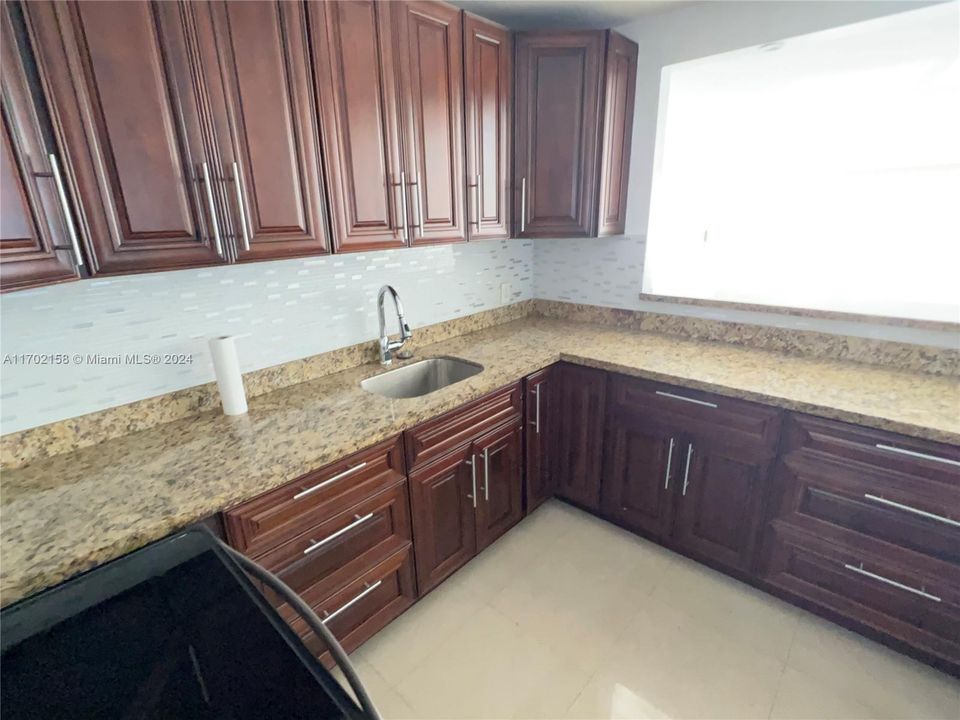 For Rent: $4,000 (3 beds, 2 baths, 988 Square Feet)