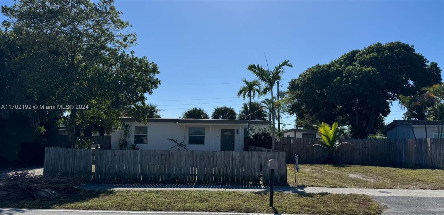 For Sale: $399,000 (3 beds, 2 baths, 863 Square Feet)