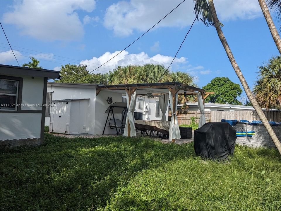 For Sale: $399,000 (3 beds, 2 baths, 863 Square Feet)