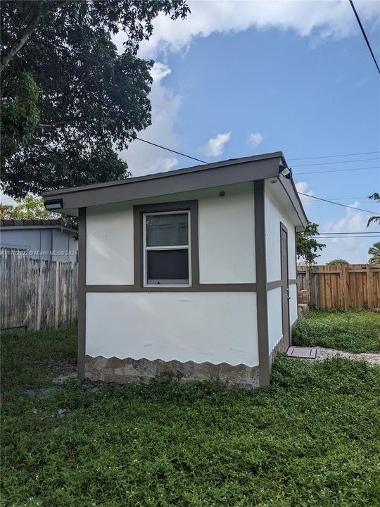 For Sale: $399,000 (3 beds, 2 baths, 863 Square Feet)