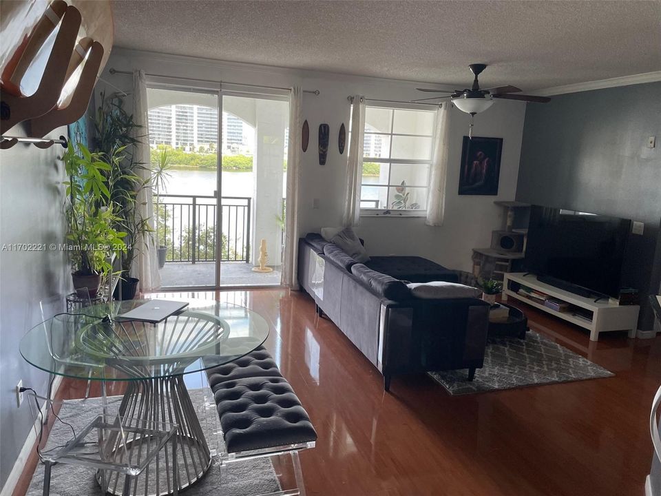 For Sale: $519,900 (2 beds, 1 baths, 1024 Square Feet)