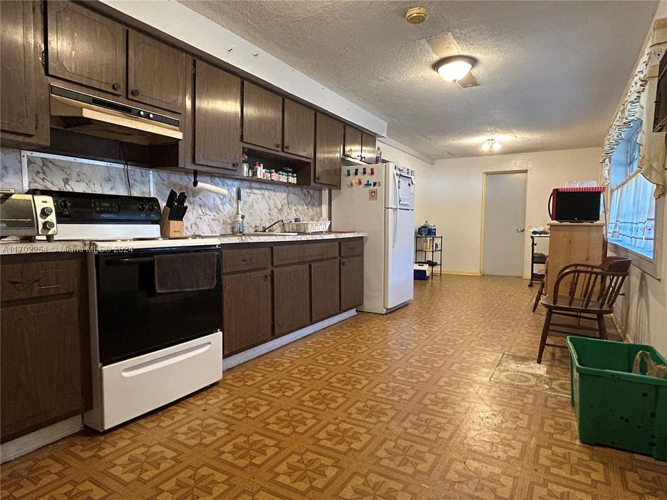 For Sale: $449,000 (3 beds, 1 baths, 1684 Square Feet)