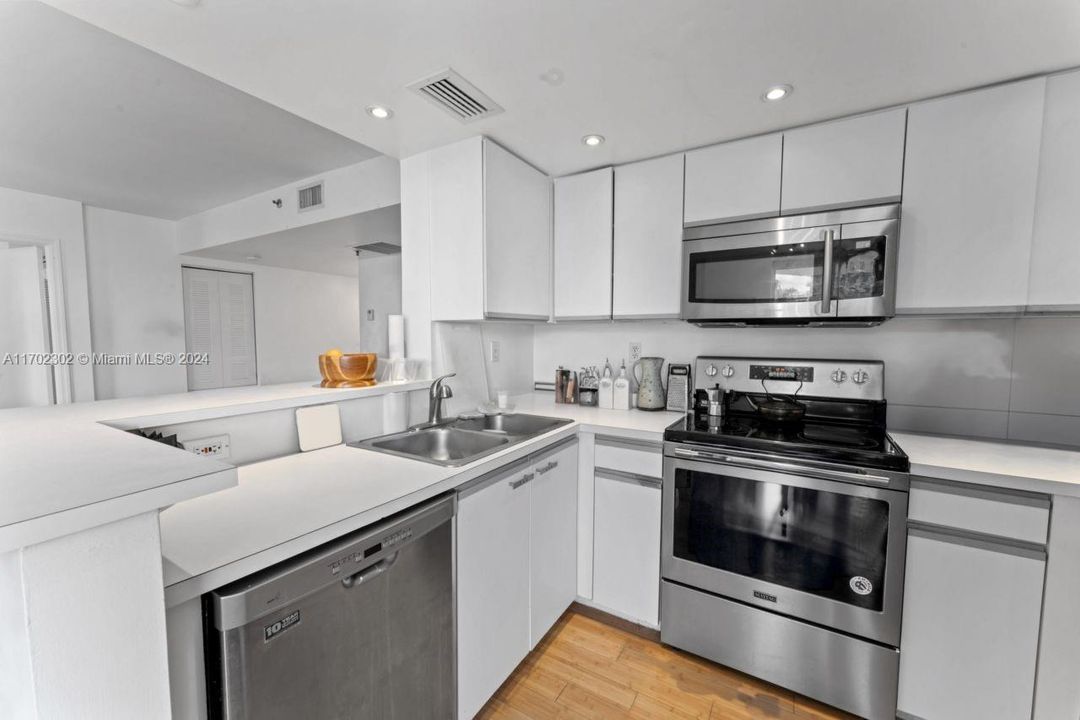 For Sale: $635,000 (2 beds, 2 baths, 950 Square Feet)