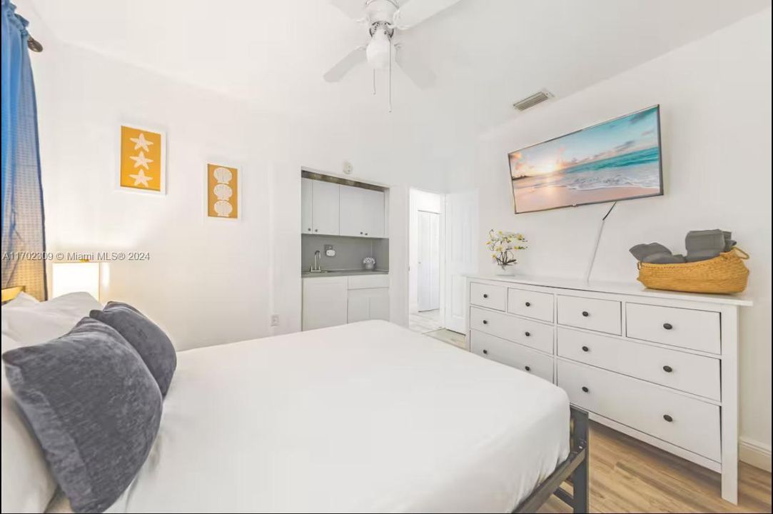 For Sale: $950,000 (4 beds, 2 baths, 1734 Square Feet)