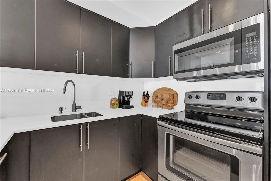 For Sale: $298,000 (1 beds, 1 baths, 827 Square Feet)