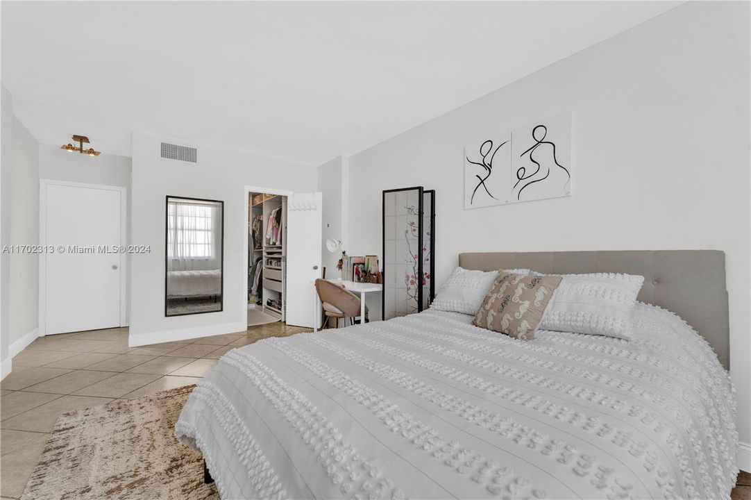 For Sale: $298,000 (1 beds, 1 baths, 827 Square Feet)