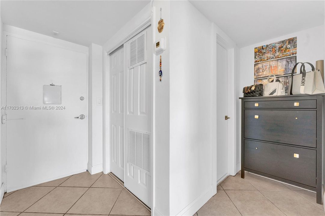 For Sale: $298,000 (1 beds, 1 baths, 827 Square Feet)