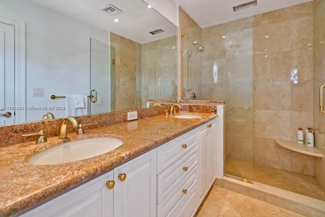 最近售出: $25,000,000 (7 贝兹, 7 浴室, 8132 平方英尺)