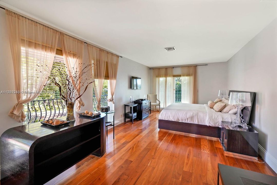 最近售出: $25,000,000 (7 贝兹, 7 浴室, 8132 平方英尺)