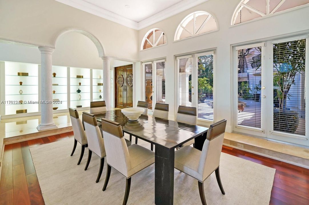 最近售出: $25,000,000 (7 贝兹, 7 浴室, 8132 平方英尺)