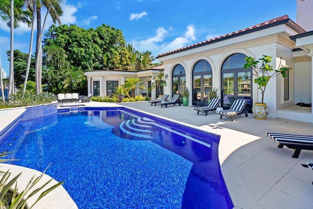 最近售出: $25,000,000 (7 贝兹, 7 浴室, 8132 平方英尺)