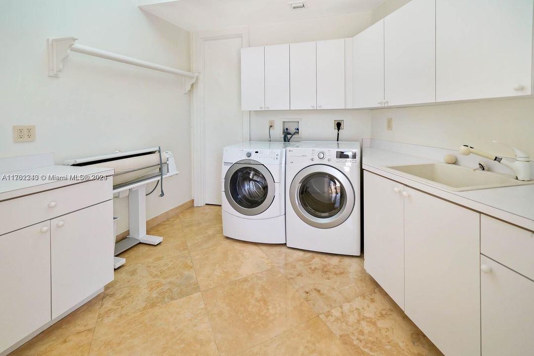 最近售出: $25,000,000 (7 贝兹, 7 浴室, 8132 平方英尺)