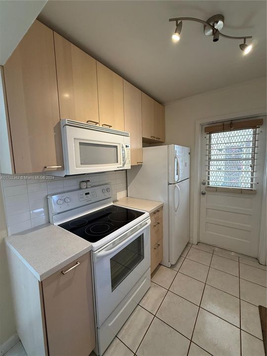 For Sale: $239,900 (2 beds, 2 baths, 836 Square Feet)