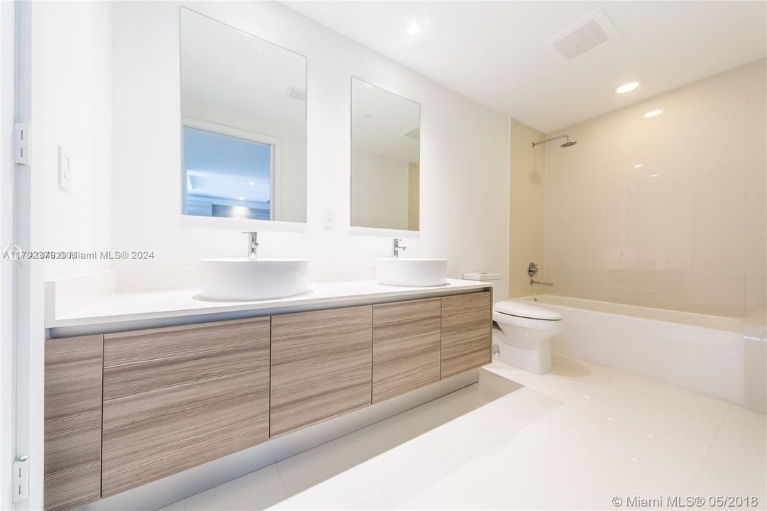 For Sale: $580,000 (1 beds, 1 baths, 673 Square Feet)