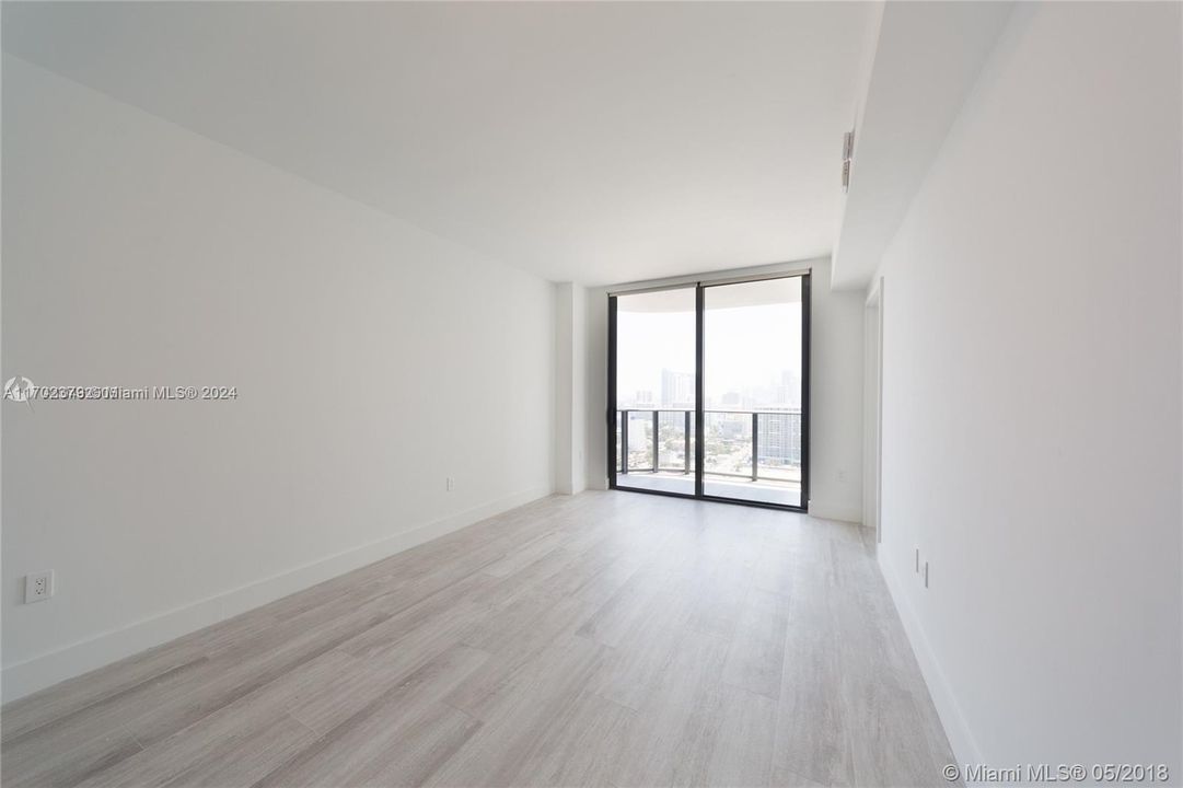 For Sale: $580,000 (1 beds, 1 baths, 673 Square Feet)